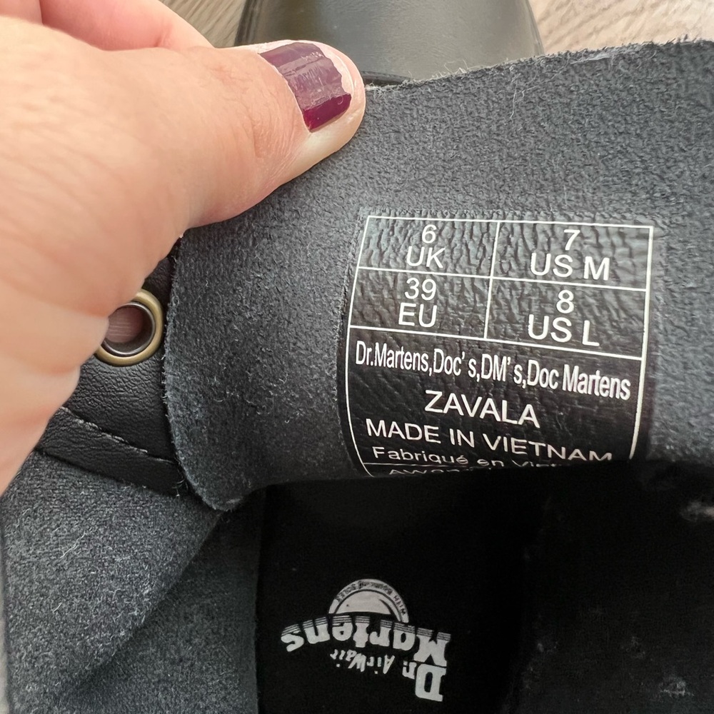 DOC MARTENS (BASICALLY NEW) - Picture 4 of 4